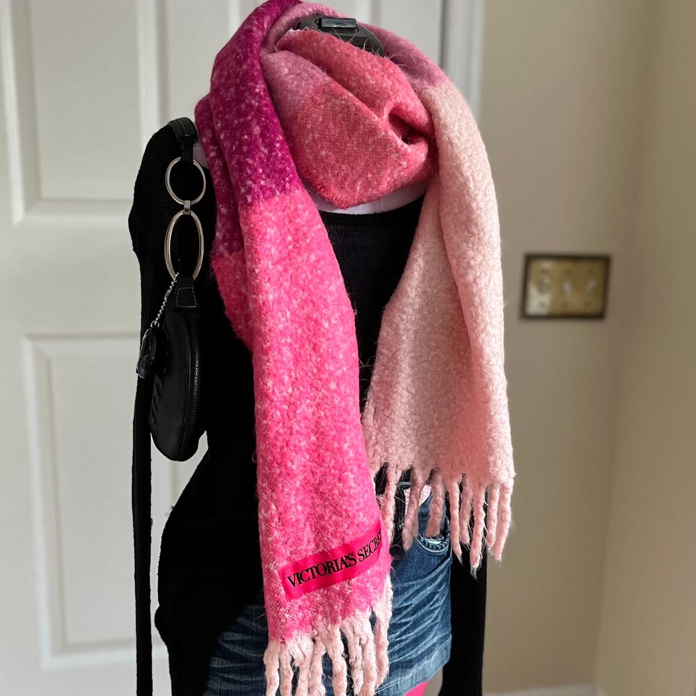 Victoria's Secret | Pink + White Colorblock Fuzzy Blanket Scarf | 2010s